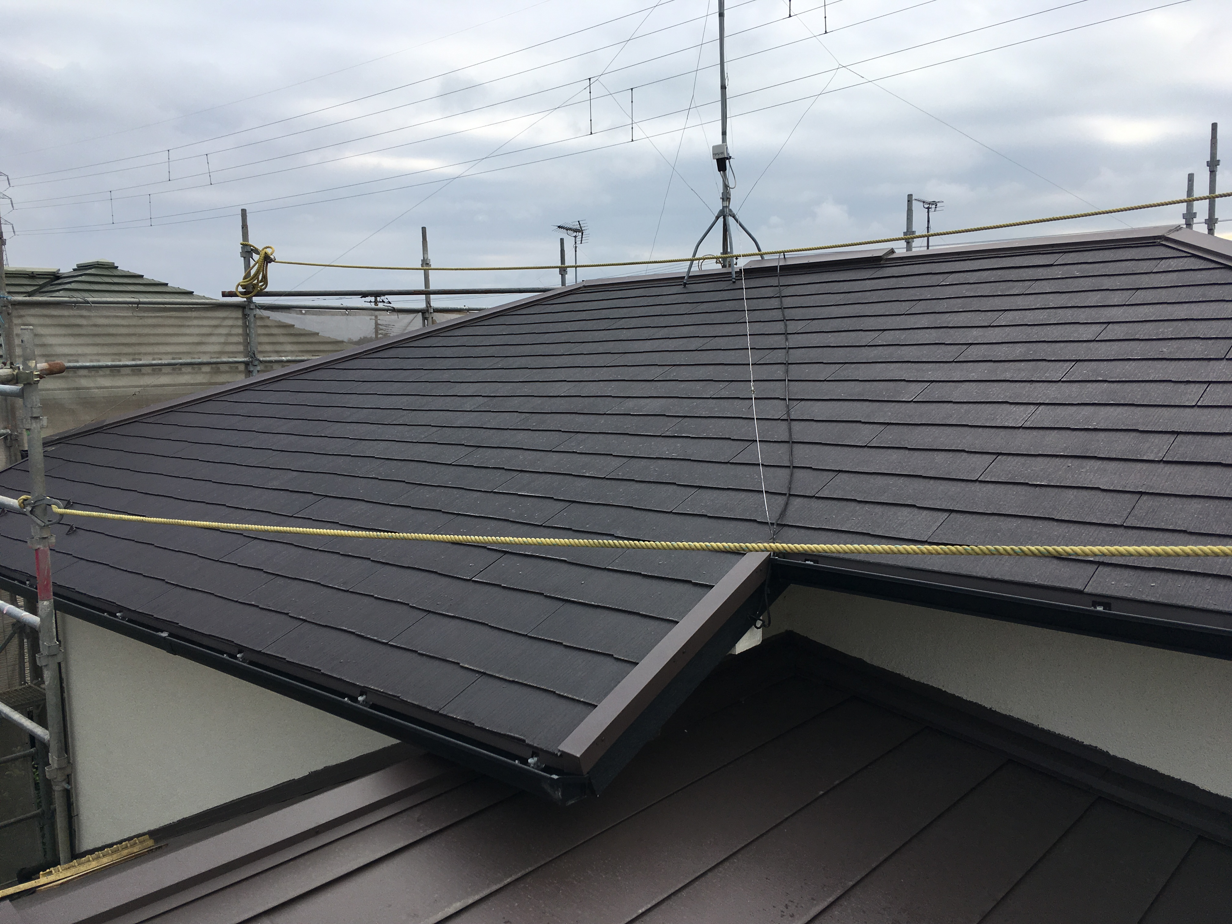 コロニアル屋根材は、セメント瓦とは違って軽いのでお家にも優しい屋根材です。